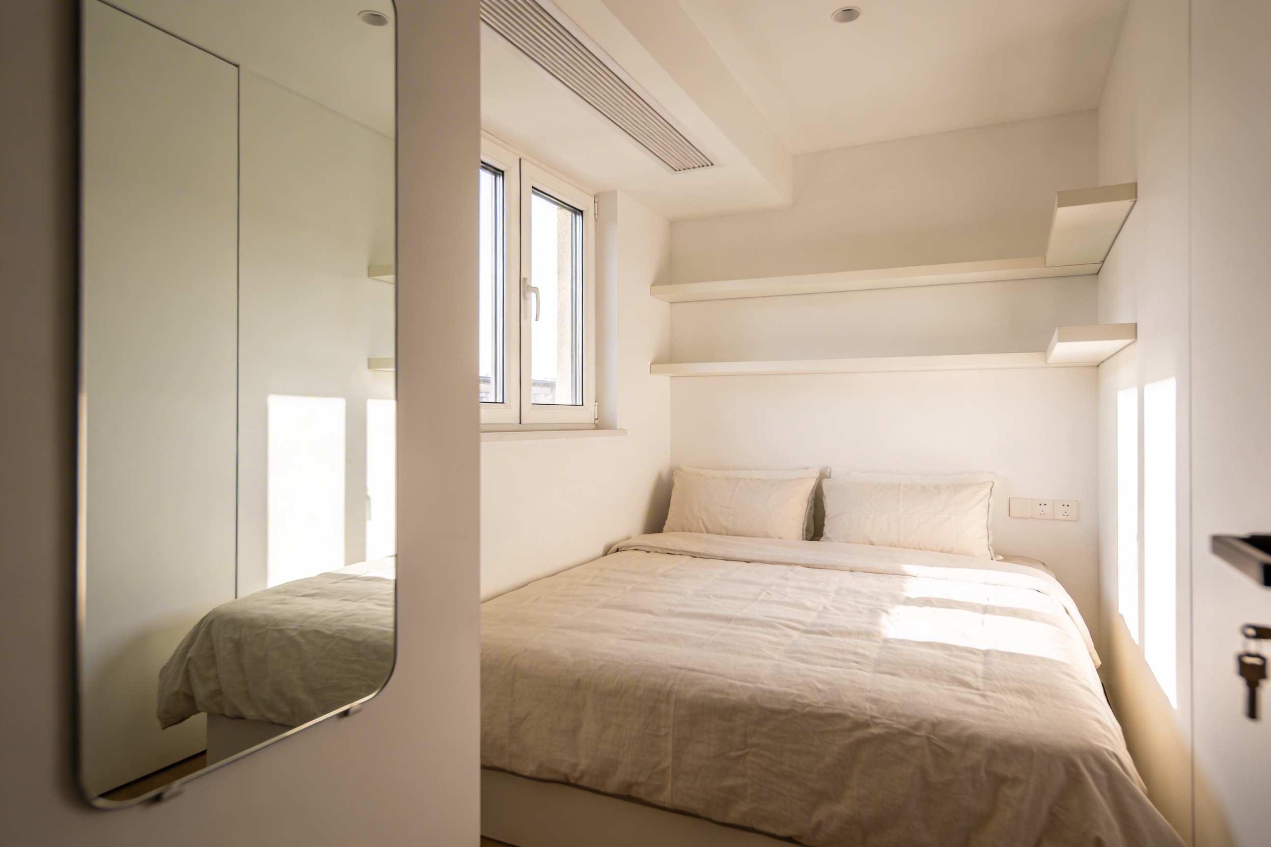 How to Arrange a Small Bedroom Without It Feeling Tiny